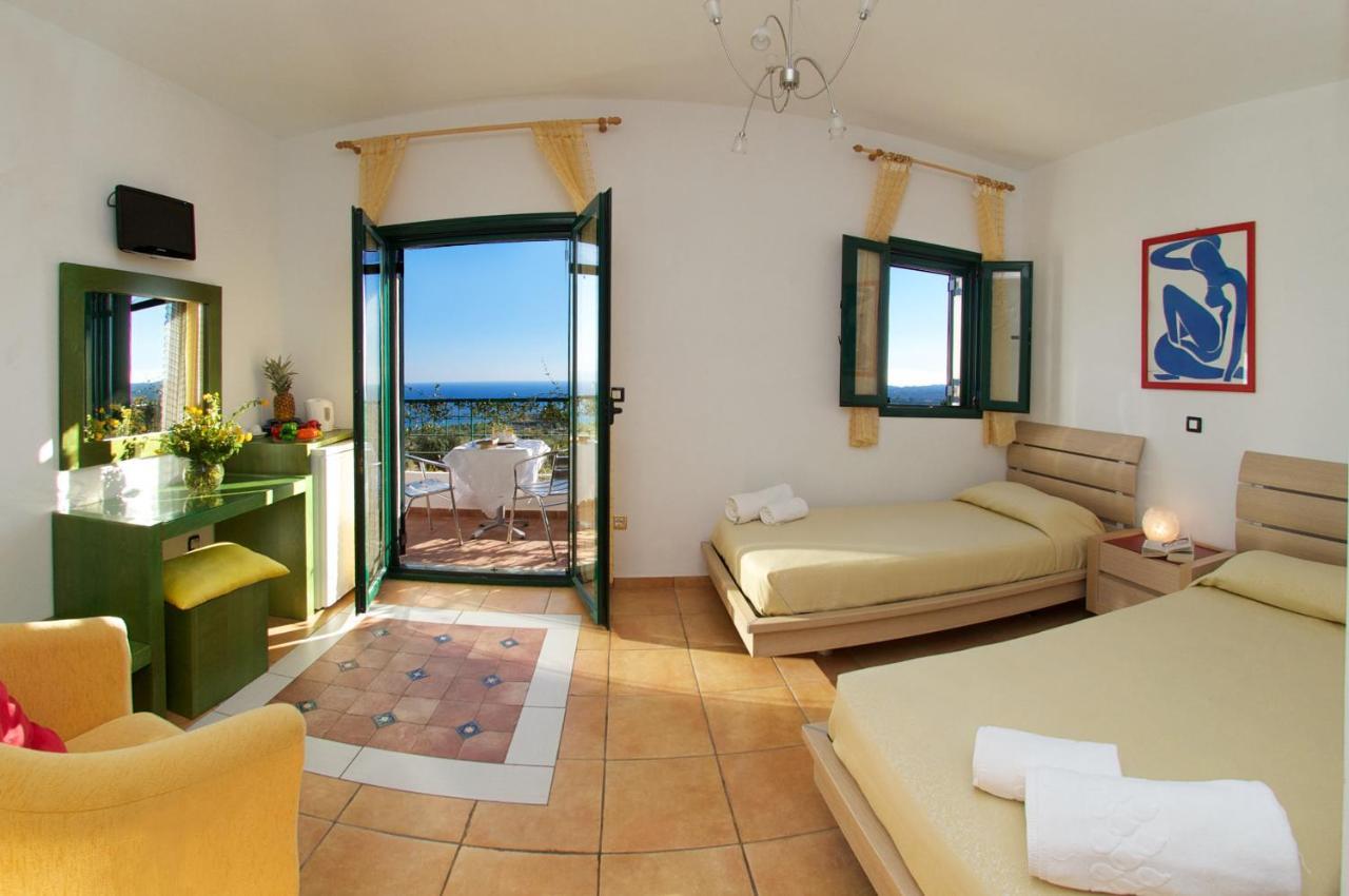 Lucia Simona Villas Mousata Luaran gambar