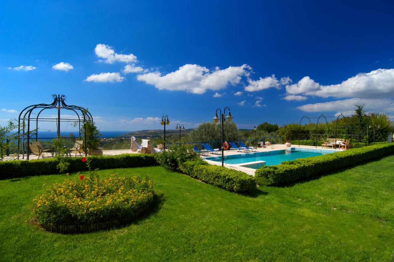 Lucia Simona Villas Mousata Luaran gambar