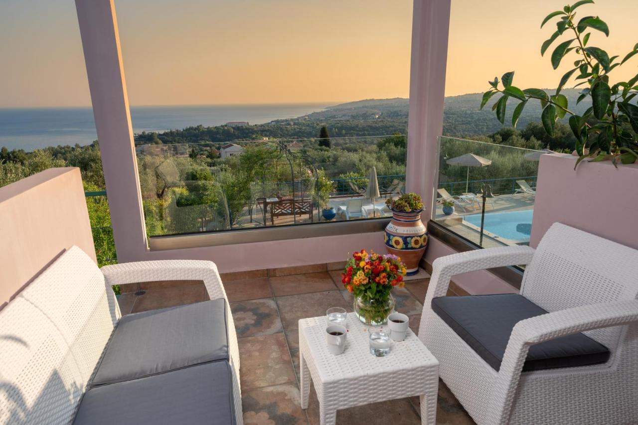 Lucia Simona Villas Mousata Luaran gambar