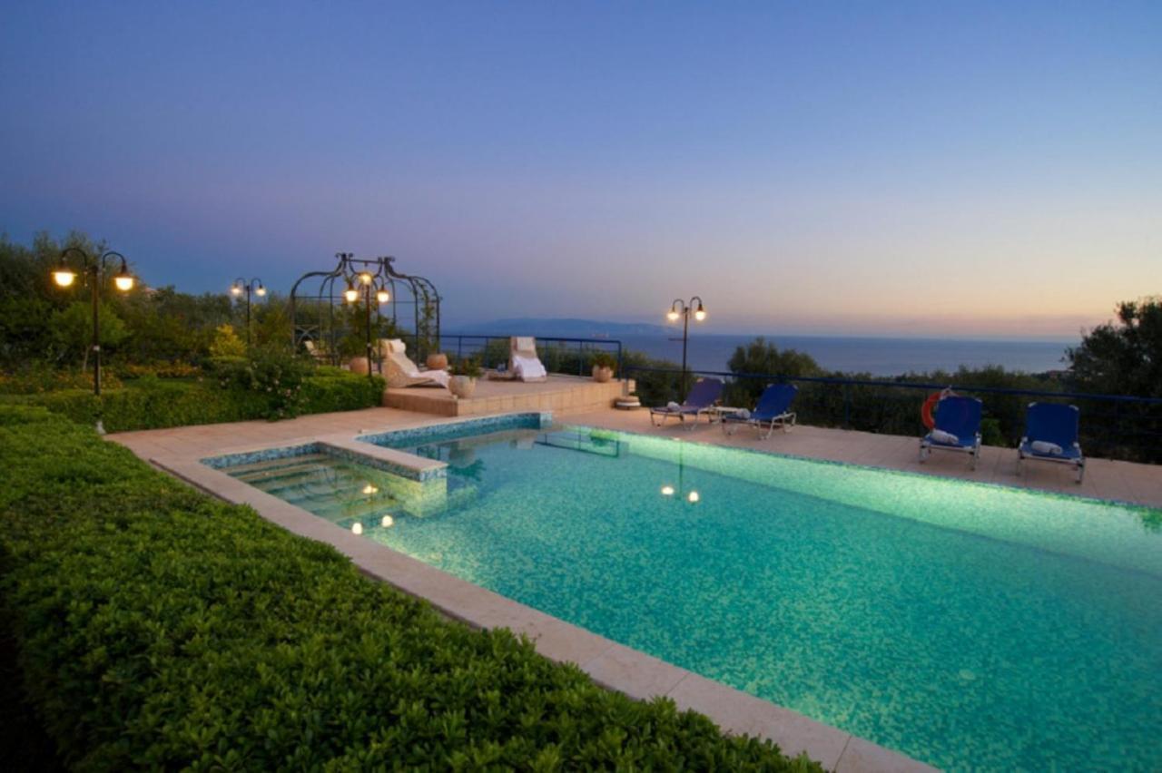 Lucia Simona Villas Mousata Luaran gambar