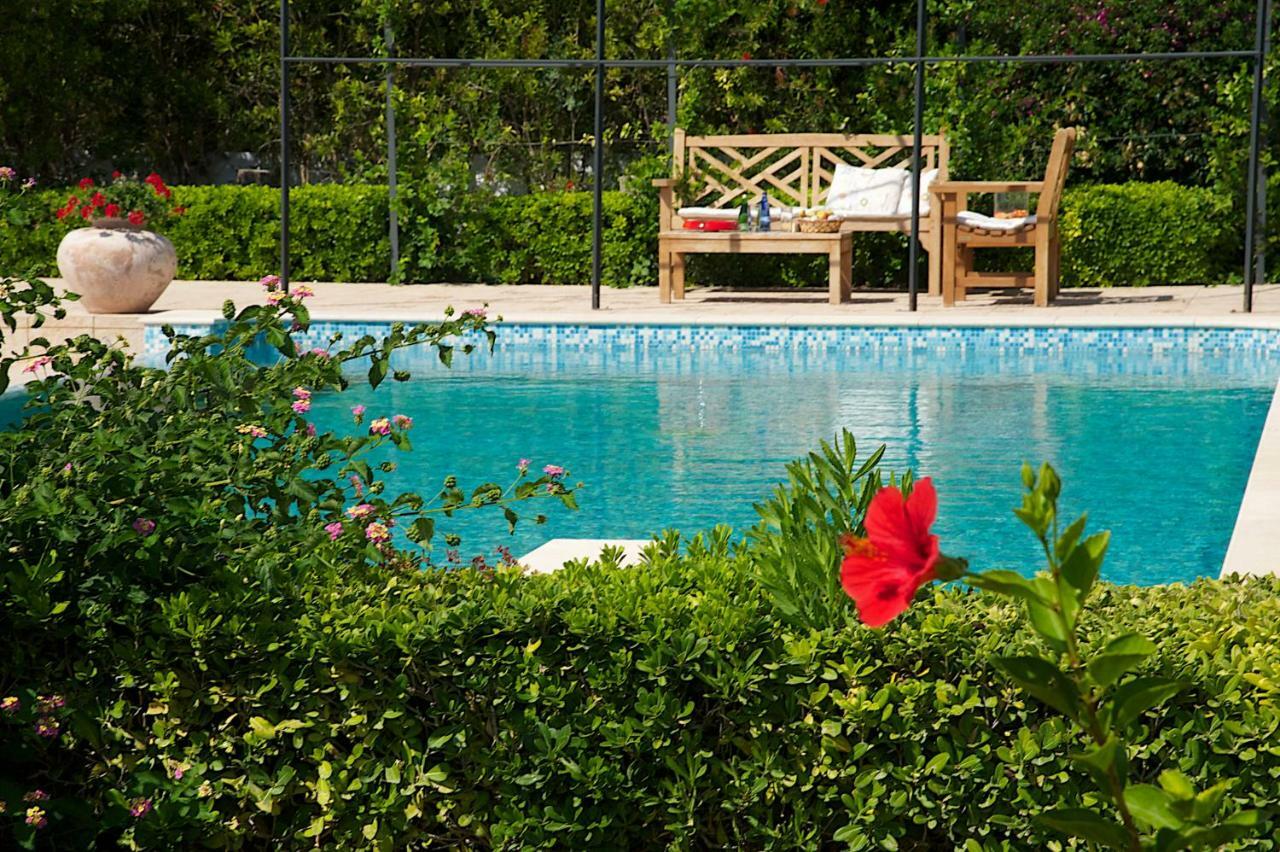 Lucia Simona Villas Mousata Luaran gambar